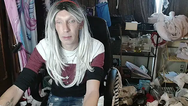 Snapshot of Ombeline1 chatting on 10/05/25, 04:16 Ombeline1 online show from 10/05/25, 04:16