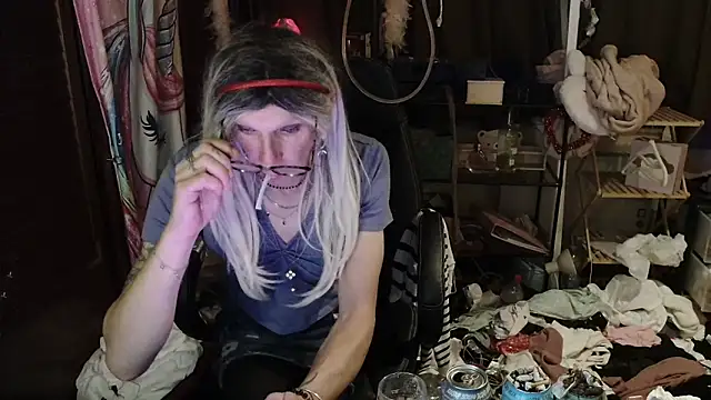 Snapshot of Ombeline1 chatting on 10/12/25, 09:25 Ombeline1 online show from 10/12/25, 09:25