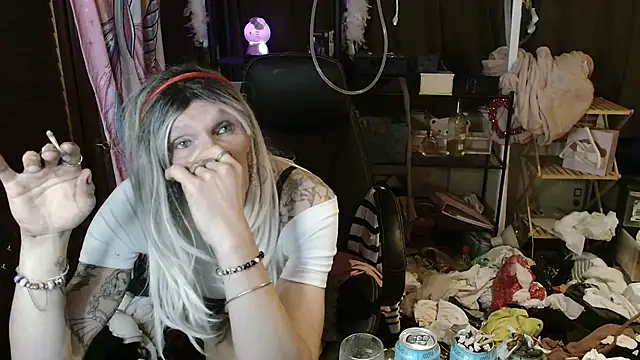 Snapshot of Ombeline1 chatting on 10/13/25, 05:35 Ombeline1 online show from 10/13/25, 05:35