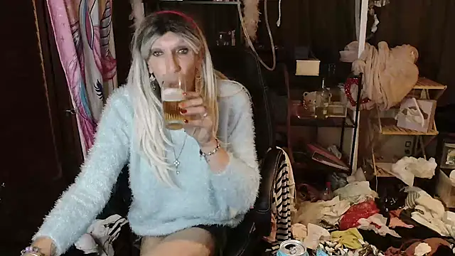 Snapshot of Ombeline1 chatting on 10/14/25, 07:58 Ombeline1 online show from 10/14/25, 07:58