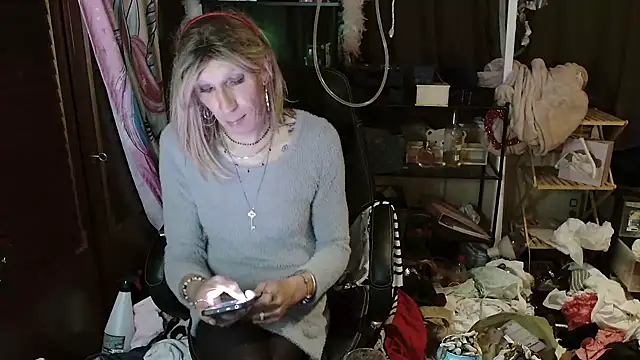 Snapshot of Ombeline1 chatting on 10/16/25, 10:00 Ombeline1 online show from 10/16/25, 10:00