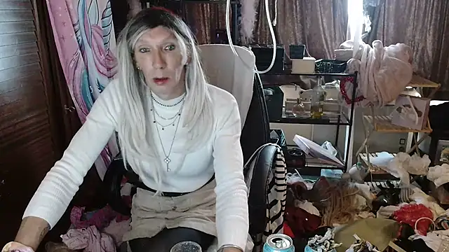 Snapshot of Ombeline1 chatting on 10/19/25, 12:06 Ombeline1 online show from 10/19/25, 12:06