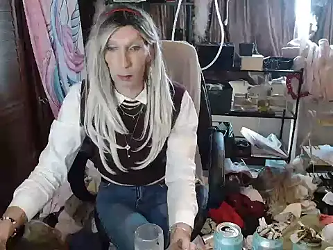 Snapshot of Ombeline1 chatting on 10/20/25, 08:15 Ombeline1 online show from 10/20/25, 08:15