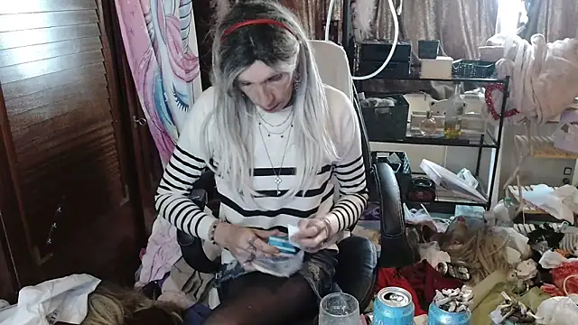 Snapshot of Ombeline1 chatting on 10/21/25, 02:07 Ombeline1 online show from 10/21/25, 02:07