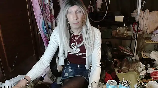 Snapshot of Ombeline1 chatting on 10/22/25, 04:24 Ombeline1 online show from 10/22/25, 04:24