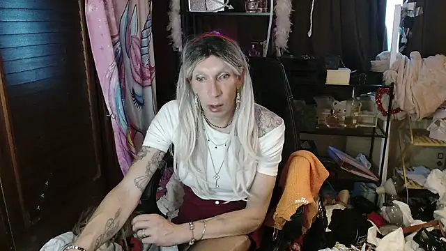 Snapshot of Ombeline1 chatting on 10/22/25, 04:29 Ombeline1 online show from 10/22/25, 04:29