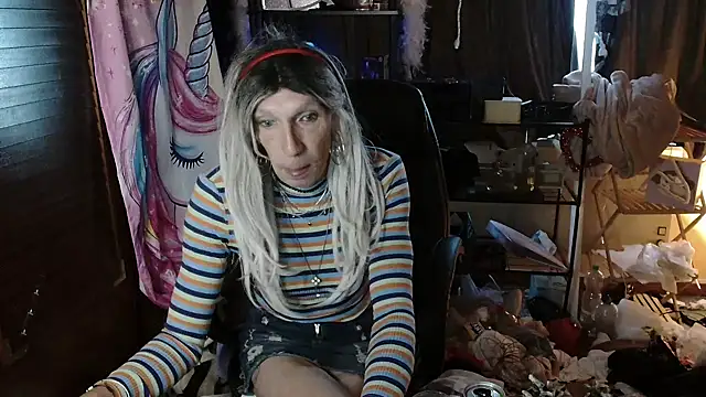 Snapshot of Ombeline1 chatting on 10/24/25, 06:32 Ombeline1 online show from 10/24/25, 06:32