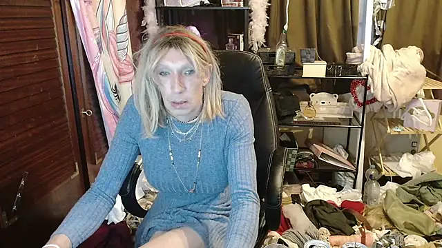 Snapshot of Ombeline1 chatting on 10/25/25, 04:57 Ombeline1 online show from 10/25/25, 04:57