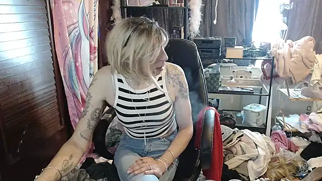 Snapshot of Ombeline1 chatting on 10/31/25, 11:55 Ombeline1 online show from 10/31/25, 11:55