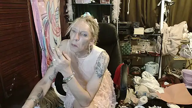 Snapshot of Ombeline1 chatting on 11/04/25, 02:54 Ombeline1 online show from 11/04/25, 02:54