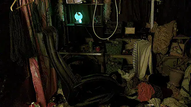 Snapshot of Ombeline1 chatting on 11/10/25, 11:15 Ombeline1 online show from 11/10/25, 11:15