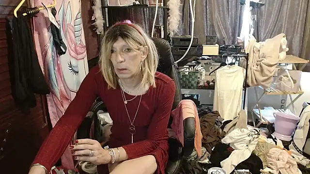 Snapshot of Ombeline1 chatting on 11/11/25, 11:21 Ombeline1 online show from 11/11/25, 11:21