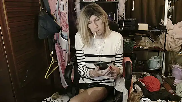 Snapshot of Ombeline1 chatting on 11/18/25, 09:52 Ombeline1 online show from 11/18/25, 09:52