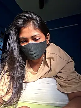 Snapshot of Triha_18 chatting on 11/11/25, 09:20 Triha 18 online show from 11/11/25, 09:20