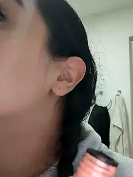 Snapshot of Lia_Hurley chatting on 02/11/25, 02:35 Lia Hurley online show from 02/11/25, 02:35