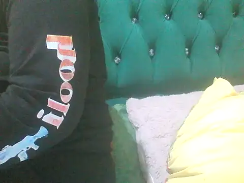 Snapshot of Sexy_Riri chatting on 10/24/25, 03:52 Sexy Riri online show from 10/24/25, 03:52