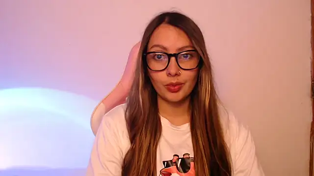 Snapshot of lalawhitte chatting on 11/21/25, 10:19 lalawhitte online show from 11/21/25, 10:19