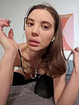 Snapshot of licoricepizza chatting on 10/13/25, 09:53 licoricepizza online show from 10/13/25, 09:53