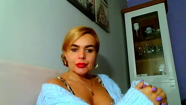 Snapshot of DESIREjenny chatting on 12/02/24, 12:29 DESIREjenny online show from 12/02/24, 12:29