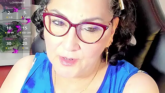 Snapshot of cataleya_mom chatting on 10/31/25, 03:18 cataleya mom online show from 10/31/25, 03:18