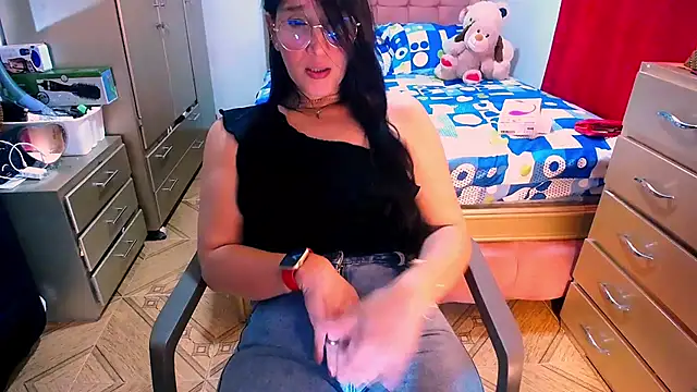 Snapshot of BitterMomXxx chatting on 02/08/25, 01:11 BitterMomXxx online show from 02/08/25, 01:11