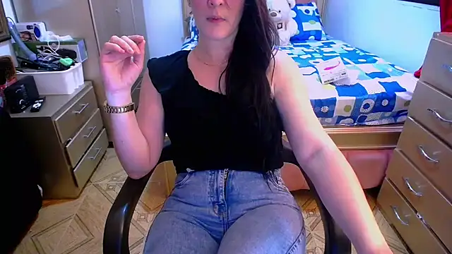Snapshot of BitterMomXxx chatting on 02/13/25, 03:03 BitterMomXxx online show from 02/13/25, 03:03