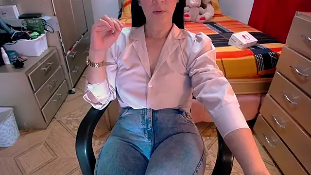 Snapshot of BitterMomXxx chatting on 03/11/25, 02:18 BitterMomXxx online show from 03/11/25, 02:18