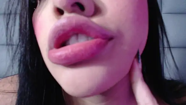Snapshot of emily_brontee_ chatting on 12/20/24, 12:38 emily brontee online show from 12/20/24, 12:38