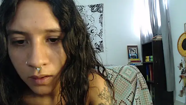 Snapshot of AlinaWoolf_ chatting on 12/10/24, 04:49 AlinaWoolf online show from 12/10/24, 04:49