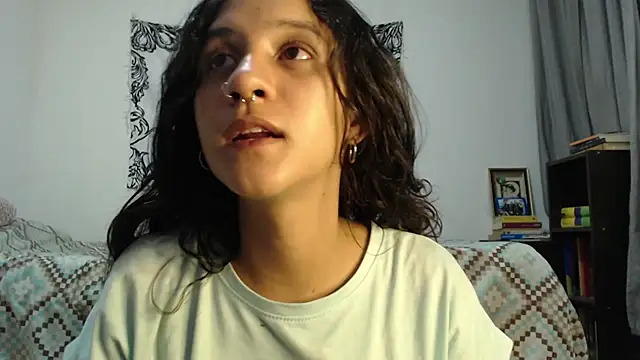 Snapshot of AlinaWoolf_ chatting on 12/19/24, 03:07 AlinaWoolf online show from 12/19/24, 03:07