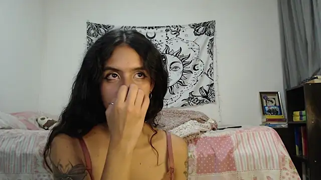 Snapshot of AlinaWoolf_ chatting on 01/11/25, 08:43 AlinaWoolf online show from 01/11/25, 08:43