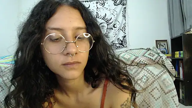 Snapshot of AlinaWoolf_ chatting on 03/08/25, 07:49 AlinaWoolf online show from 03/08/25, 07:49