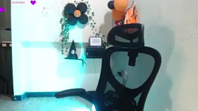 Snapshot of _samara chatting on 10/19/25, 12:06 samara online show from 10/19/25, 12:06