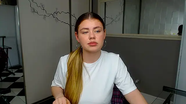 Snapshot of IsabellaBler chatting on 03/13/25, 01:07 IsabellaBler online show from 03/13/25, 01:07