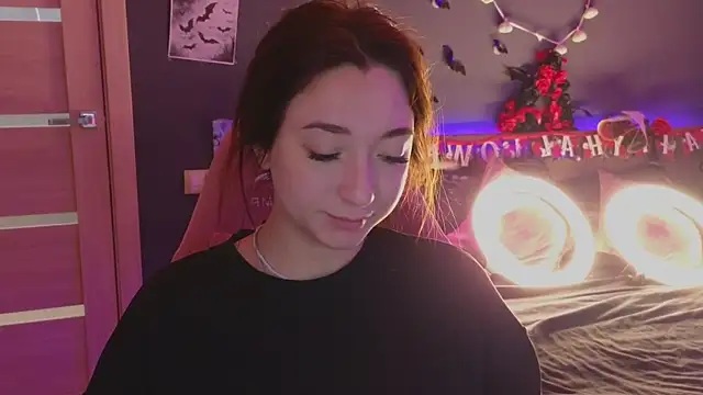 Snapshot of YasmineWest chatting on 10/27/25, 02:04 YasmineWest online show from 10/27/25, 02:04