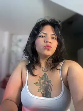 Snapshot of JulianaCastillo chatting on 01/17/25, 04:06 JulianaCastillo online show from 01/17/25, 04:06