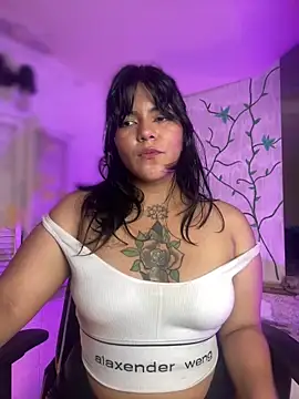 Snapshot of JulianaCastillo chatting on 01/19/25, 02:06 JulianaCastillo online show from 01/19/25, 02:06