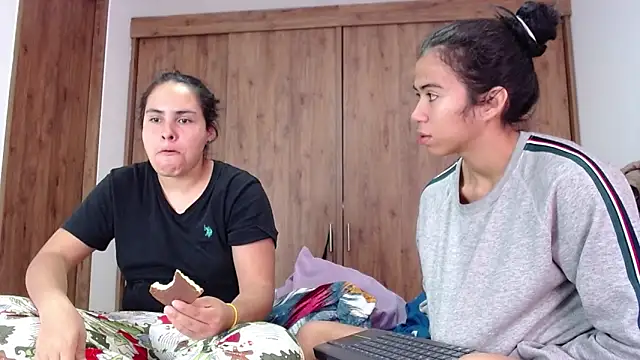Snapshot of CleoAndAshley chatting on 02/14/25, 05:03 CleoAndAshley online show from 02/14/25, 05:03