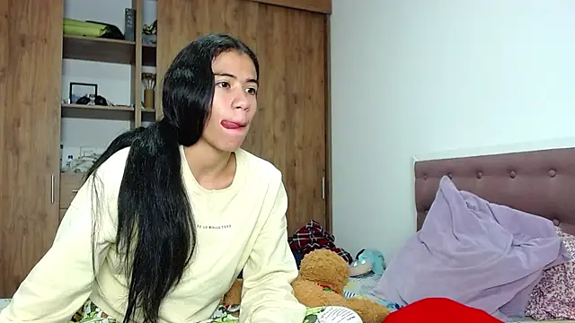 Snapshot of CleoAndAshley chatting on 03/06/25, 02:51 CleoAndAshley online show from 03/06/25, 02:51