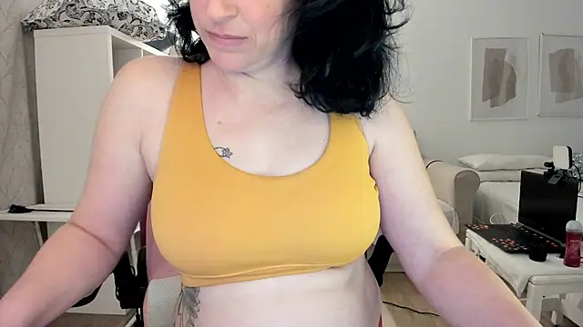 Snapshot of emmita69_ chatting on 03/06/25, 07:10 emmita69 online show from 03/06/25, 07:10