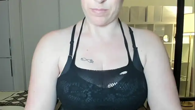 Snapshot of emmita69_ chatting on 10/01/25, 12:49 emmita69 online show from 10/01/25, 12:49