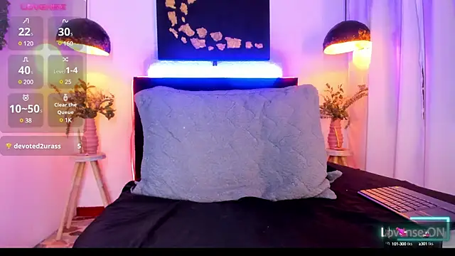 Snapshot of LatinMilk_ chatting on 12/12/24, 02:59 LatinMilk online show from 12/12/24, 02:59