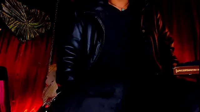 Snapshot of LatinMilk_ chatting on 02/07/25, 04:14 LatinMilk online show from 02/07/25, 04:14