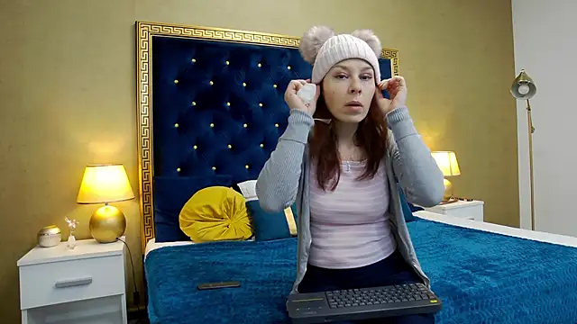 Snapshot of HaileyMoonn chatting on 12/17/24, 04:34 HaileyMoonn online show from 12/17/24, 04:34