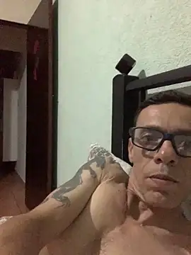 Snapshot of EdsonCota chatting on 11/23/25, 04:56 EdsonCota online show from 11/23/25, 04:56