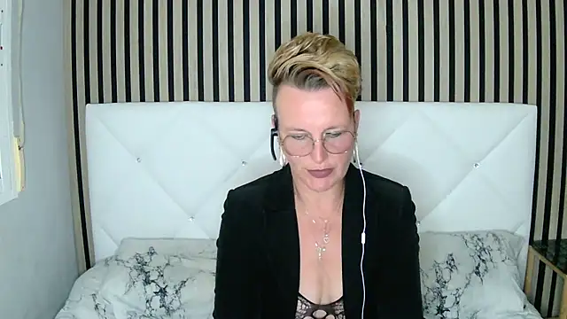 xxNoeliaxx online show from 01/12/25, 02:09