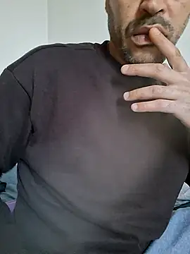 Snapshot of molozeb chatting on 10/14/25, 04:30 molozeb online show from 10/14/25, 04:30