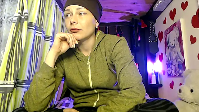 Snapshot of HarleyQuinn_69 chatting on 03/18/25, 07:42 HarleyQuinn 69 online show from 03/18/25, 07:42