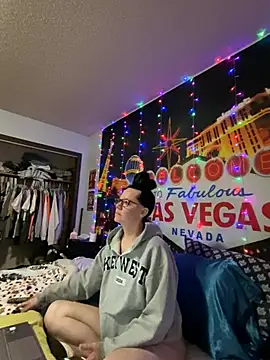 Snapshot of SidneyRaee chatting on 12/26/24, 06:43 SidneyRaee online show from 12/26/24, 06:43