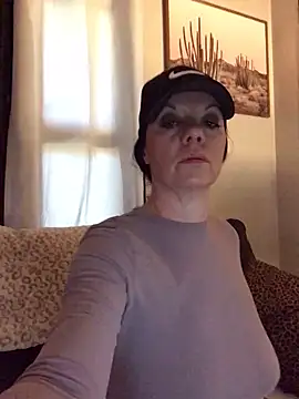 Snapshot of SidneyRaee chatting on 10/10/25, 04:28 SidneyRaee online show from 10/10/25, 04:28